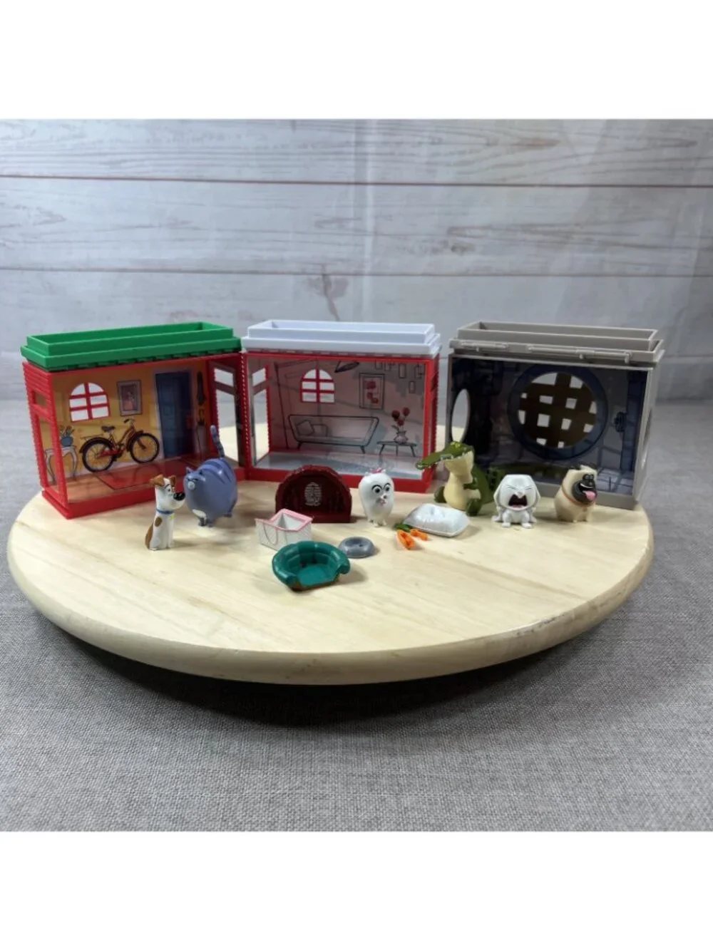 Secret Life of Pets Stackable Apartment Playset w/ Max Snowball Chloe 15 piece